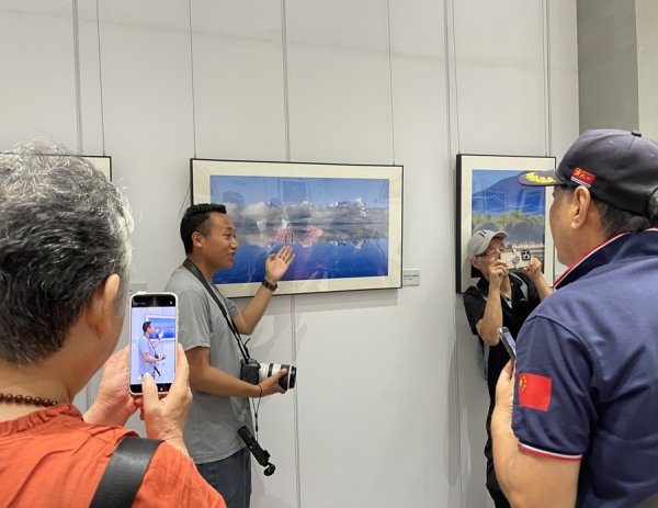 本财配资 雪域高原给黄浦江送上一条“光影哈达”！“峰·彩”珠峰摄影展在沪开幕