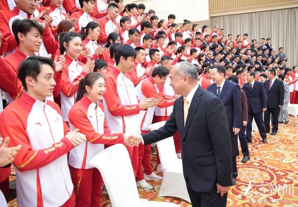 鼎冠策略 省领导会见第十五届全运会山东省代表团运动员教练员代表